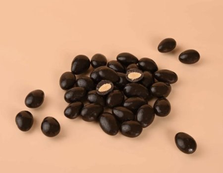 بالشوكولاته الداكنه