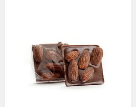 شوكولاته جورميت مربع مع لوز على الوجه