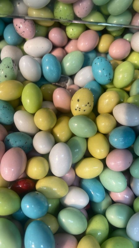 بيض شوكولاته ملون