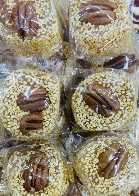 ‏راحة شامية مغلفة بالسمسم والجوز