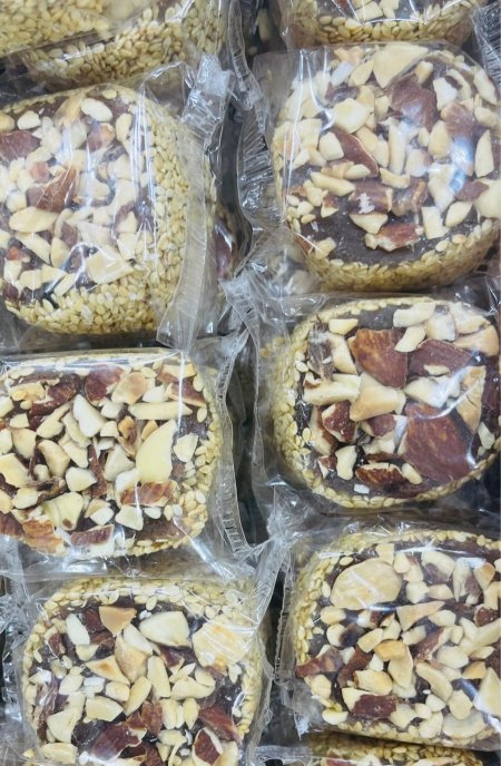 ‏راحة شامية مغلفة بالسمسم واللوز