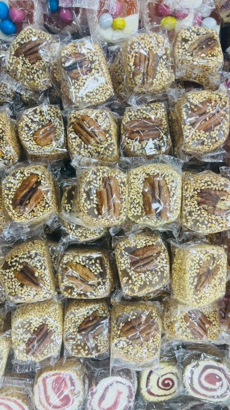 ‏راحة شامية مغلفة بالسمسم والجوز